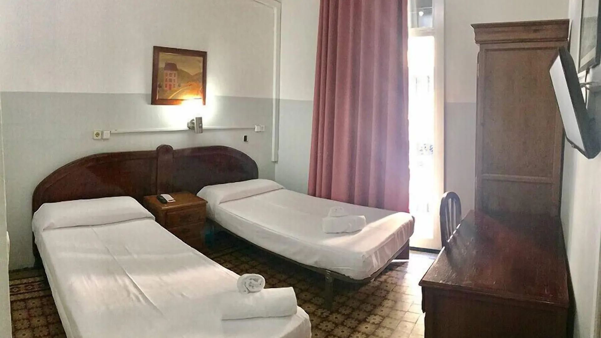 Hostal Eden برشلونة بيت ضيافة